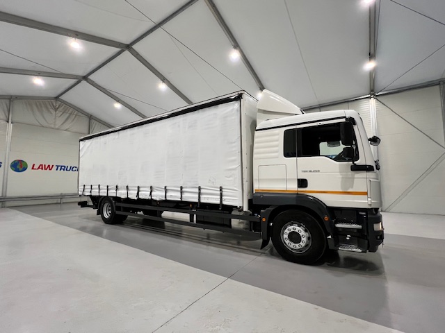MAN TGM 18.250 4×2 Sleeper Cab Curtainsider
