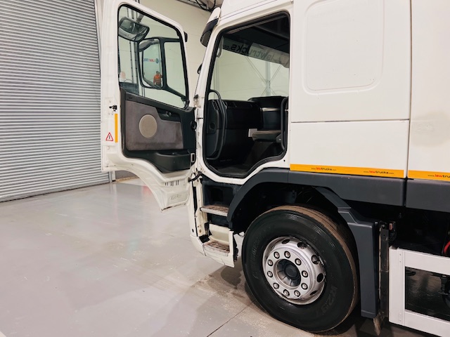 Volvo FM9 260 10 Tyre Sleeper Cab Curtainsider