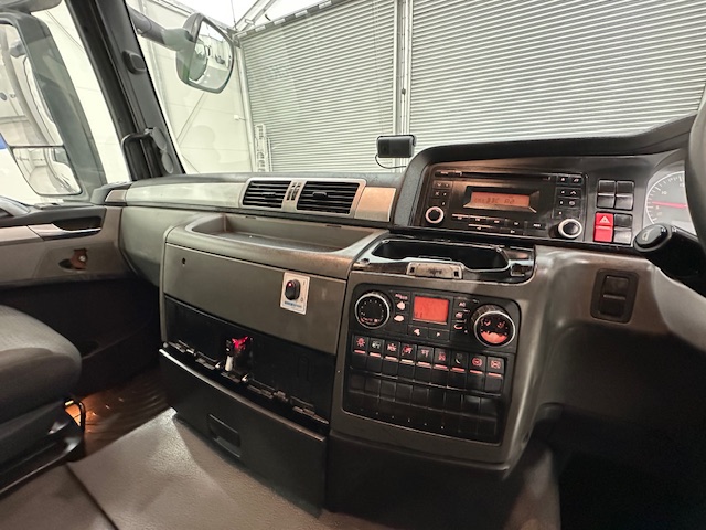 MAN TGS 26.320 6×2 Sleeper Cab Fridge Box
