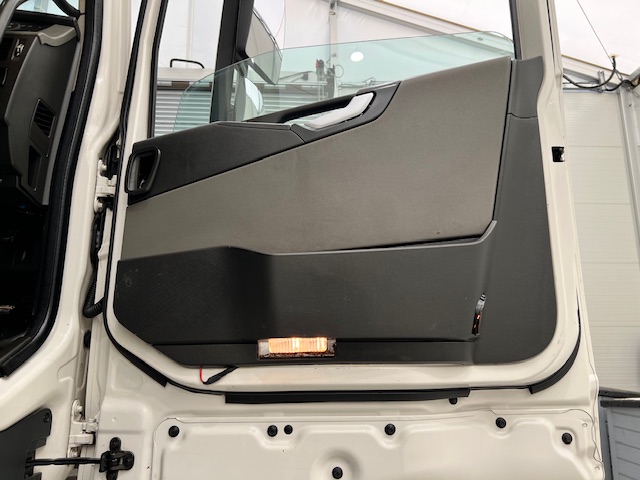 Volvo FH 460 6×2 Midlift Tractor Unit