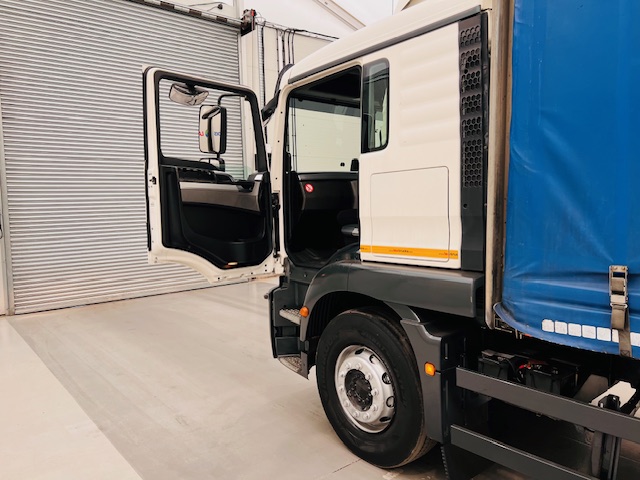 MAN TGM 18.250 Sleeper Cab Curtainsider