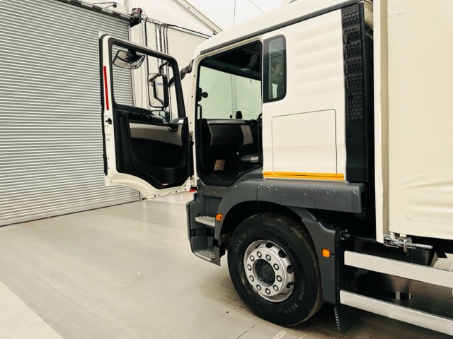 MAN TGM 18.250 Sleeper Cab Curtainsider