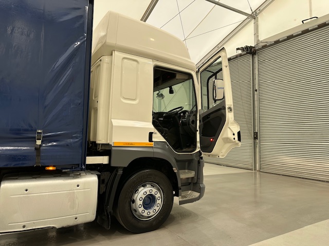 DAF CF 330 6×2 Rear Lift Sleeper Cab Curtainsider