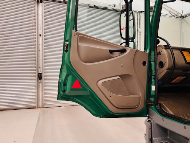 DAF CF75 310 Rear Lift Day Cab Dropside Brick Grab