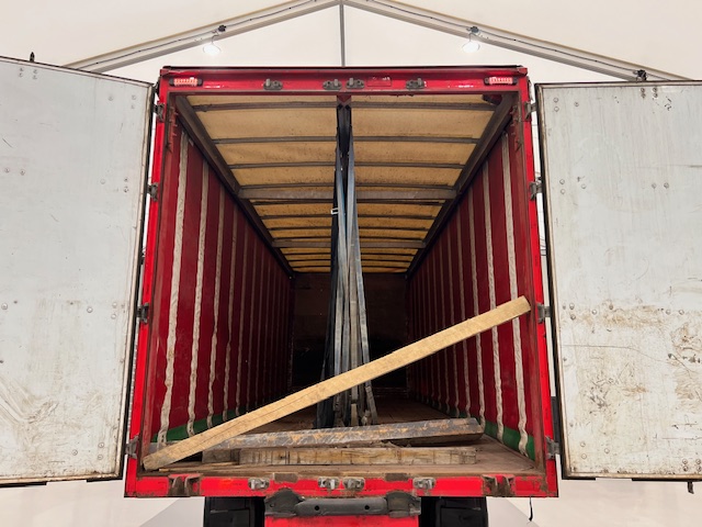 Volvo FM 450 6×2 Sleeper Cab Curtainsider