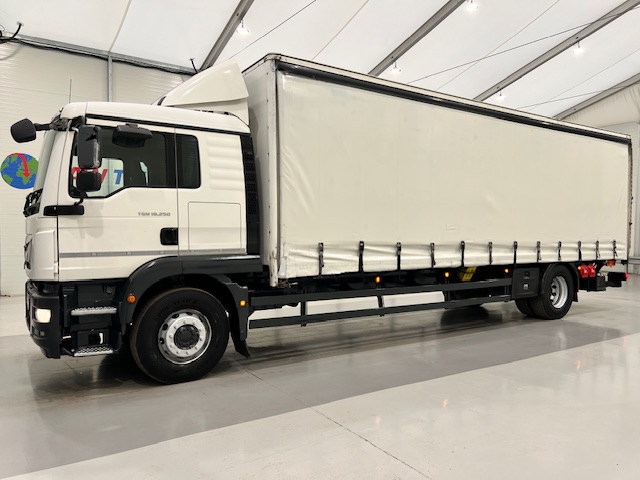 MAN TGM 18.250 4×2 Sleeper Cab Curtainsider