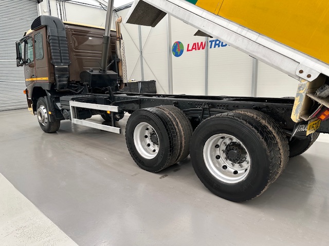 Volvo FM9 300 6×4 Sleeper Cab Tipper Manual