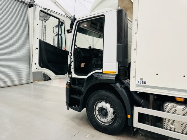 Iveco Stralis 310 AT 6×2 Box Van