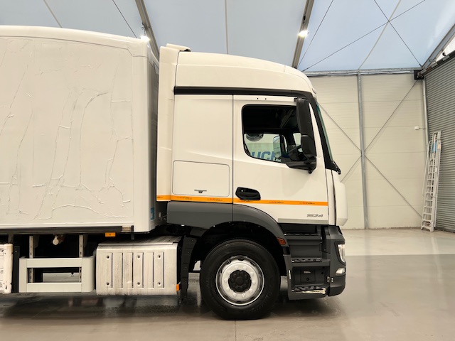 Mercedes Actros 1824 4×2 Sleeper Cab Fridge Box