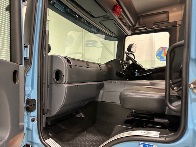 Scania P320 6×2 10 Tyre Rear Lift Insulated Box Van