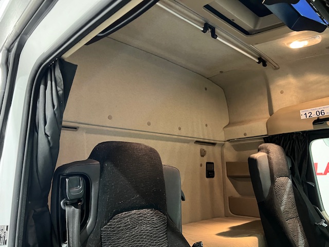 Mercedes Actros 2530 6×2 Sleeper Cab Curtainsider