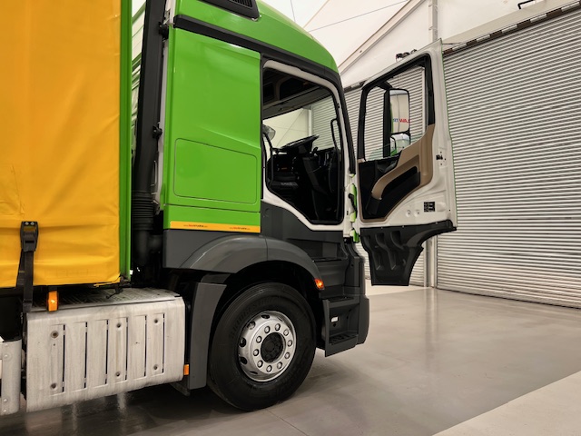 Mercedes Actros 2536 6×2 Sleeper Cab Curtainsider