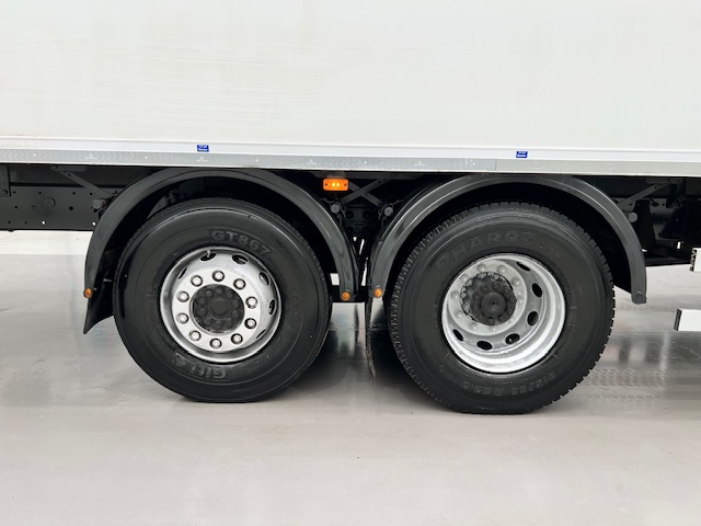 Mercedes Axor 2529 6×2 Rear Lift Sleeper Cab Fridge Box