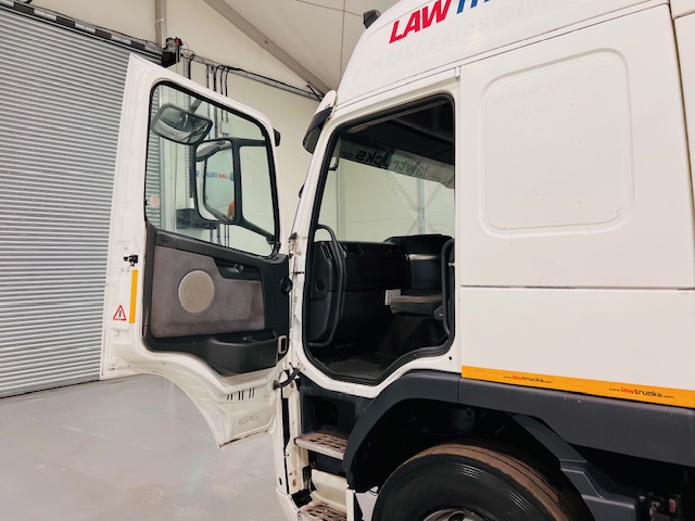 Volvo FM9 260 10 Tyre Sleeper Cab Curtainsider