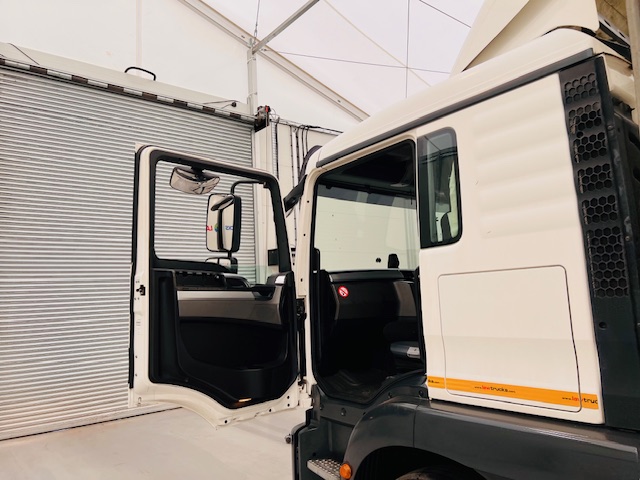 MAN TGM 18.250 Sleeper Cab Curtainsider