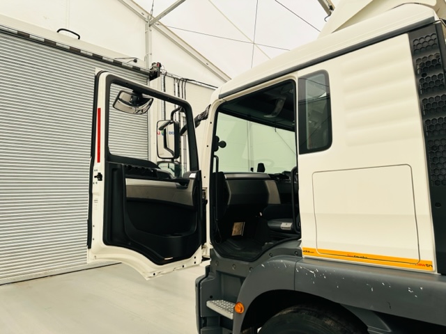 MAN TGM 18.250 Sleeper Cab Curtainsider