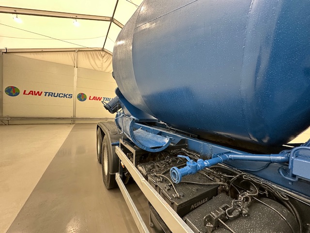 Hino 700 4123 8×4 Cement Mixer