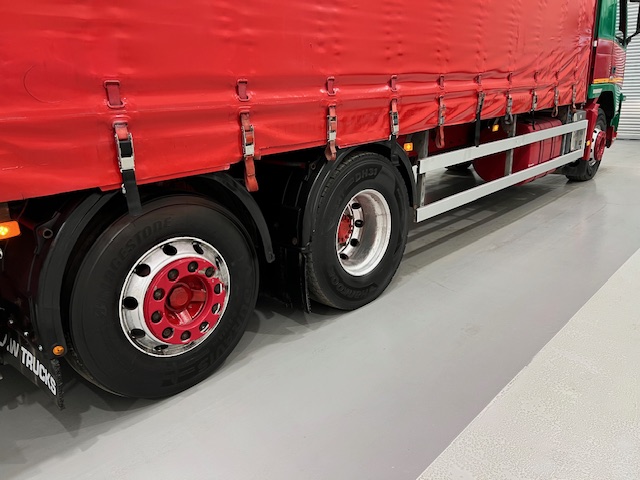 Volvo FM 450 6×2 Sleeper Cab Curtainsider