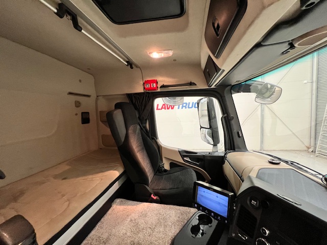 Mercedes Actros 1824 4×2 Sleeper Cab Curtainsider