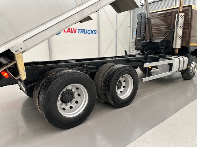Volvo FM9 300 6×4 Sleeper Cab Tipper Manual