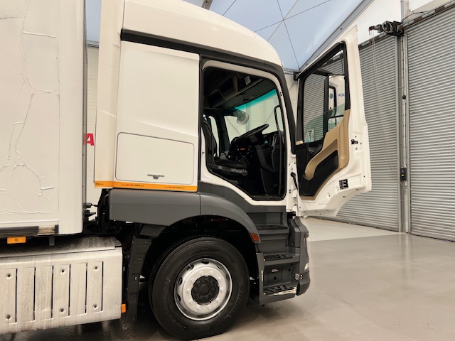 Mercedes Actros 1824 4×2 Sleeper Cab Fridge Box