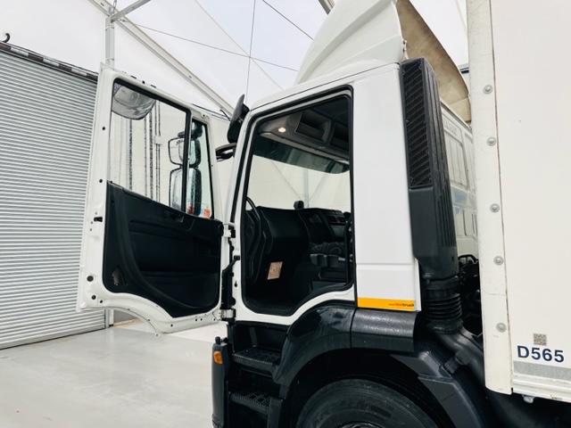 Iveco Stralis 310 AT 6×2 Box Van