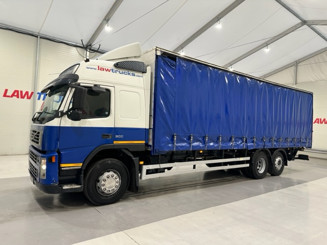 Volvo FM 300 6×2 Sleeper Cab Curtainsider