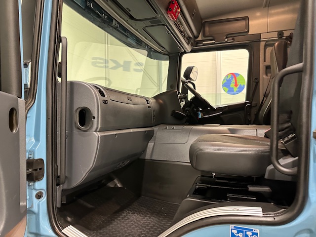 Scania P320 6×2 10 Tyre Rear Lift Insulated Box Van