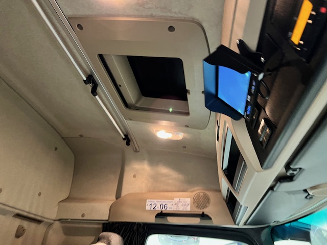 Mercedes Actros 2530 6×2 Sleeper Cab Curtainsider