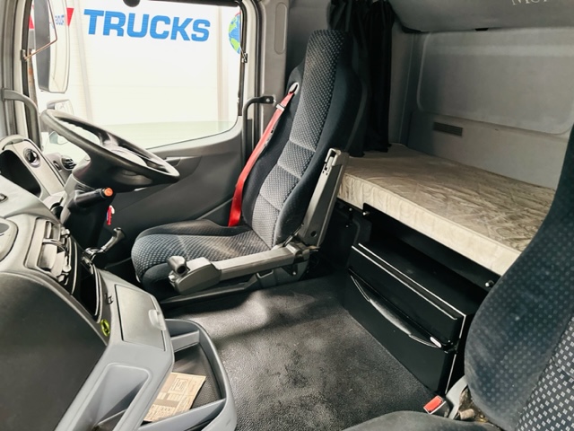Mercedes 2543 6×2 10 Tyre Rear Lift Sleeper Cab Box Van