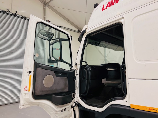 Volvo FM9 260 10 Tyre Sleeper Cab Curtainsider