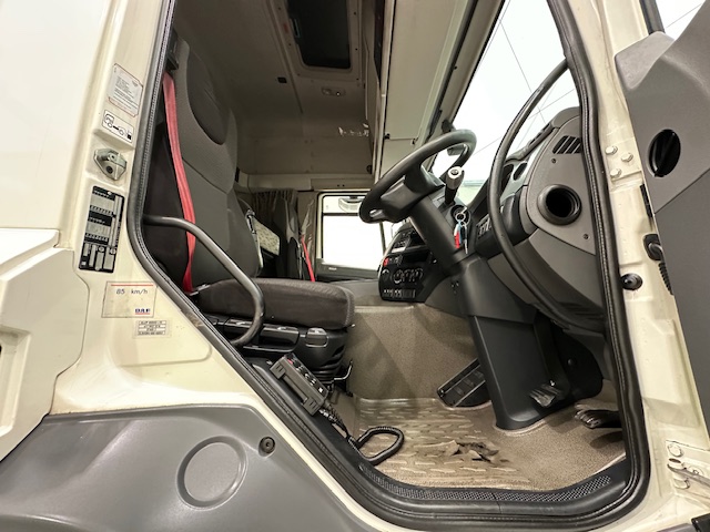 DAF CF 330 6×2 Rear Lift Sleeper Cab Curtainsider