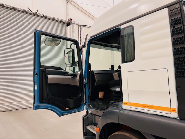 MAN TGS 26.340 6×2 Rear Steer Curtainsider