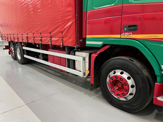 Volvo FM 450 6×2 Sleeper Cab Curtainsider