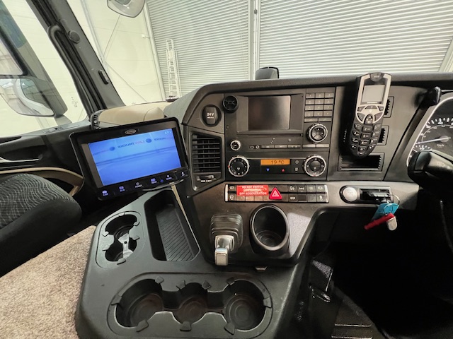 Mercedes Actros 1824 4×2 Sleeper Cab Curtainsider