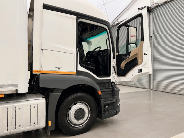 Mercedes Actros 1824 4×2 Sleeper Cab Fridge Box