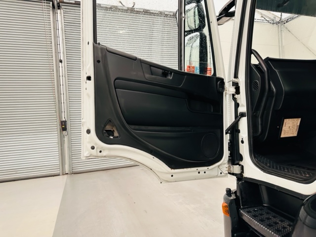 Iveco Stralis 310 AT 6×2 Box Van