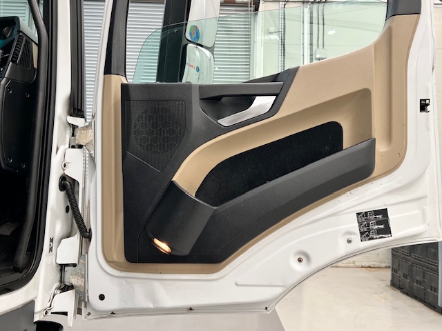 Mercedes Actros 1824 4×2 Sleeper Cab Fridge Box