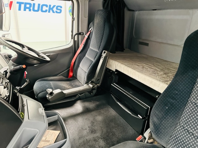 Mercedes 2543 6×2 10 Tyre Rear Lift Sleeper Cab Box Van