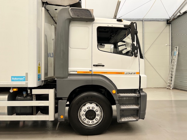 Mercedes Axor 2529 6×2 Rear Lift Sleeper Cab Fridge Box