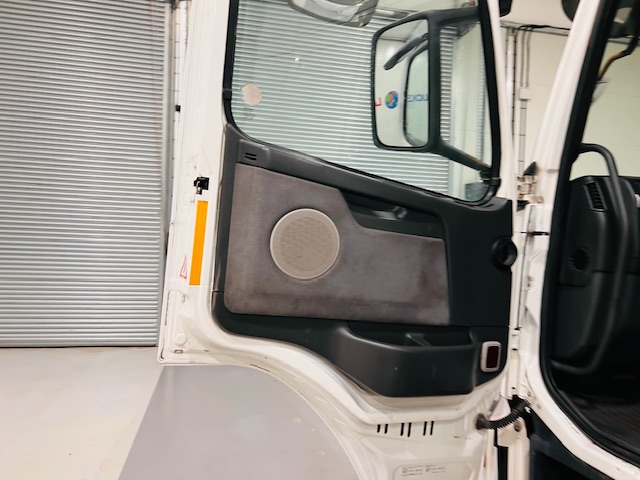 Volvo FM9 260 10 Tyre Sleeper Cab Curtainsider