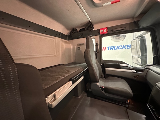 MAN TGS 26.320 6×2 Sleeper Cab Fridge Box