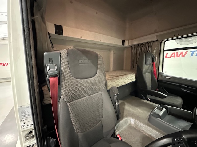 DAF CF 330 6×2 Rear Lift Sleeper Cab Curtainsider