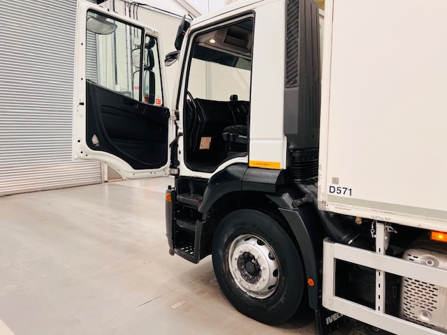 Iveco Stralis 310 AT 6×2 Box Van