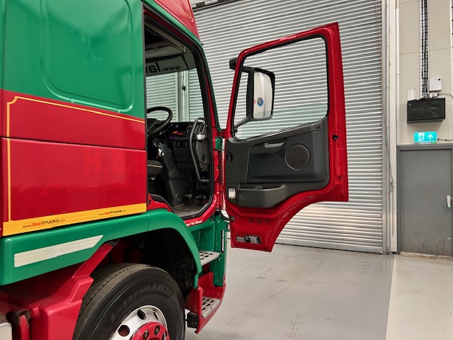 Volvo FM 450 6×2 Sleeper Cab Curtainsider