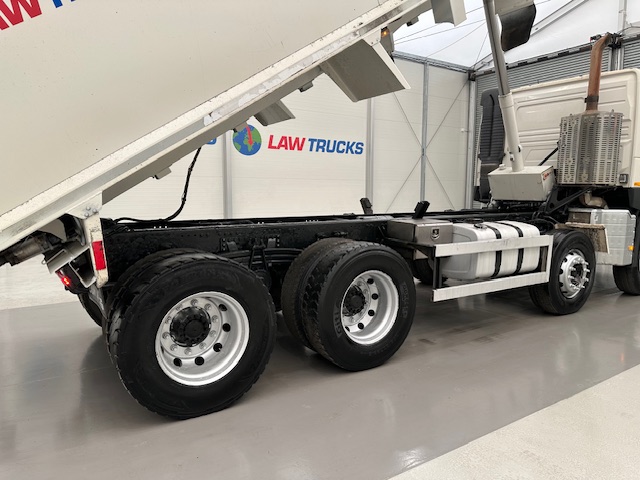 Volvo FM 410 8×4 Sleeper Cab Tar Spec Tipper