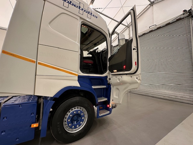 Volvo FH 500 Euro 5 6×2 Tractor Unit Safari Edition