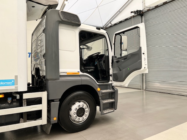 Mercedes Axor 2529 6×2 Rear Lift Sleeper Cab Fridge Box