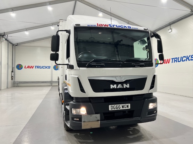 MAN TGM 18.250 4×2 Sleeper Cab Curtainsider