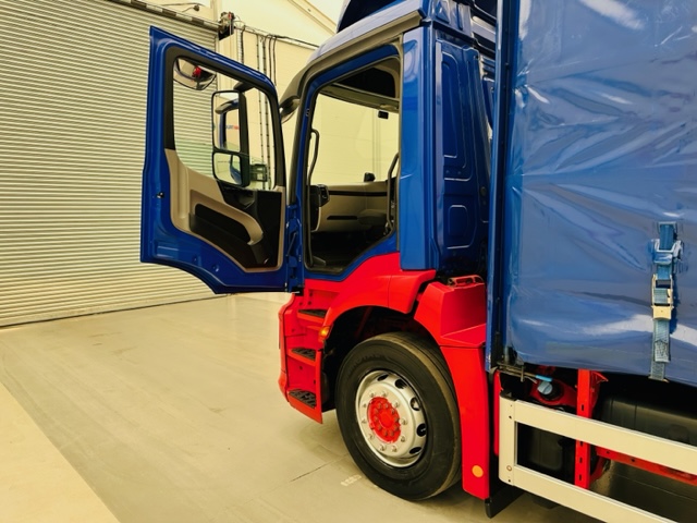 Mercedes Actros 1824 Day Cab Curtainsider